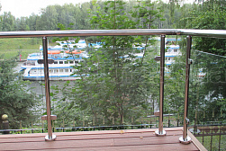 Стеклянные ограждения для улицы в Тюмени. Готовые проекты ПерилаГлавСнаб - фото 7 Стеклянные ограждения для улицы в Тюмени. Готовые проекты ПерилаГлавСнаб - фото 7