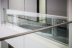 Стеклянные перила для балконов в Тюмени. Готовые проекты ПерилаГлавСнаб - фото 38 Стеклянные перила для балконов в Тюмени. Готовые проекты ПерилаГлавСнаб - фото 38