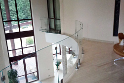 Стеклянные перила для балконов в Тюмени. Готовые проекты ПерилаГлавСнаб - фото 19 Стеклянные перила для балконов в Тюмени. Готовые проекты ПерилаГлавСнаб - фото 19