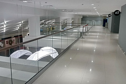 Стеклянные ограждения для торговых  и бизнес центров в Тюмени. Готовые проекты ПерилаГлавСнаб - фото 3 Стеклянные ограждения для торговых  и бизнес центров в Тюмени. Готовые проекты ПерилаГлавСнаб - фото 3