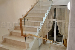 Стеклянные перила для лестниц в Тюмени. Готовые проекты ПерилаГлавСнаб - фото 3 Стеклянные перила для лестниц в Тюмени. Готовые проекты ПерилаГлавСнаб - фото 3