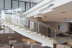 Стеклянные ограждения для торговых  и бизнес центров в Тюмени. Готовые проекты ПерилаГлавСнаб - фото 4 Стеклянные ограждения для торговых  и бизнес центров в Тюмени. Готовые проекты ПерилаГлавСнаб - фото 4