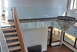 Стеклянные перила для атриумов в Тюмени. Готовые проекты ПерилаГлавСнаб - фото 21 Стеклянные перила для атриумов в Тюмени. Готовые проекты ПерилаГлавСнаб - фото 21