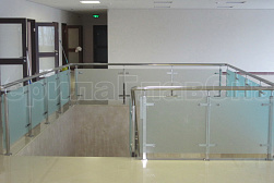 Стеклянные перила для атриумов в Тюмени. Готовые проекты ПерилаГлавСнаб - фото 4 Стеклянные перила для атриумов в Тюмени. Готовые проекты ПерилаГлавСнаб - фото 4