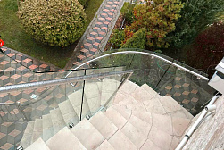 Стеклянные ограждения для улицы в Тюмени. Готовые проекты ПерилаГлавСнаб - фото 1 Стеклянные ограждения для улицы в Тюмени. Готовые проекты ПерилаГлавСнаб - фото 1