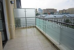 Стеклянные перила для балконов в Тюмени. Готовые проекты ПерилаГлавСнаб - фото 13 Стеклянные перила для балконов в Тюмени. Готовые проекты ПерилаГлавСнаб - фото 13