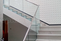 Цельностеклянные ограждения на несущем стекле в Тюмени. Готовые проекты ПерилаГлавСнаб - фото 7