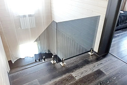 Стеклянные перила для лестниц в Тюмени. Готовые проекты ПерилаГлавСнаб - фото 12 Стеклянные перила для лестниц в Тюмени. Готовые проекты ПерилаГлавСнаб - фото 12