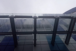 Стеклянные козырьки на спайдерах в Тюмени. Готовые проекты ПерилаГлавСнаб - фото 10