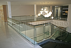 Стеклянные перила для атриумов в Тюмени. Готовые проекты ПерилаГлавСнаб - фото 11 Стеклянные перила для атриумов в Тюмени. Готовые проекты ПерилаГлавСнаб - фото 11