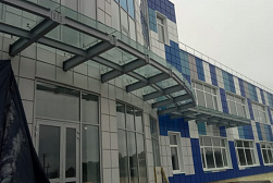 Стеклянные козырьки на спайдерах в Тюмени. Готовые проекты ПерилаГлавСнаб - фото 1