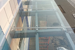 Стеклянные козырьки на спайдерах в Тюмени. Готовые проекты ПерилаГлавСнаб - фото 9