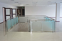 Ограждения из нержавейки со стеклом в Тюмени. Готовые проекты ПерилаГлавСнаб - фото 10