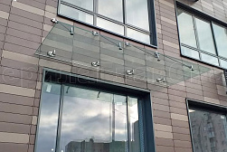 Стеклянные козырьки на вантах в Тюмени. Готовые проекты ПерилаГлавСнаб - фото 1