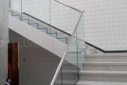 Стеклянные перила для лестниц в Тюмени. Готовые проекты ПерилаГлавСнаб - фото 4 Стеклянные перила для лестниц в Тюмени. Готовые проекты ПерилаГлавСнаб - фото 4