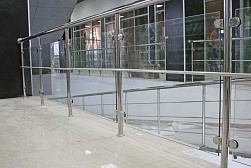 Стеклянные ограждения для торговых  и бизнес центров в Тюмени. Готовые проекты ПерилаГлавСнаб - фото 23