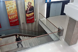 Стеклянные ограждения для торговых  и бизнес центров в Тюмени. Готовые проекты ПерилаГлавСнаб - фото 7 Стеклянные ограждения для торговых  и бизнес центров в Тюмени. Готовые проекты ПерилаГлавСнаб - фото 7