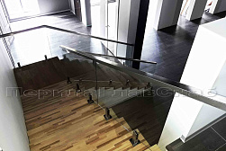 Стеклянные перила для лестниц в Тюмени. Готовые проекты ПерилаГлавСнаб - фото 10 Стеклянные перила для лестниц в Тюмени. Готовые проекты ПерилаГлавСнаб - фото 10