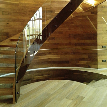 Цельностеклянное ограждение забежной лестницы Цельностеклянное ограждение забежной лестницы