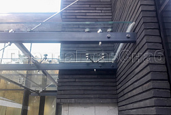 Стеклянные козырьки на спайдерах в Тюмени. Готовые проекты ПерилаГлавСнаб - фото 5