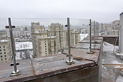 Цельностеклянные ограждения для крыш в Тюмени. Готовые проекты ПерилаГлавСнаб - фото 8 Цельностеклянные ограждения для крыш в Тюмени. Готовые проекты ПерилаГлавСнаб - фото 8