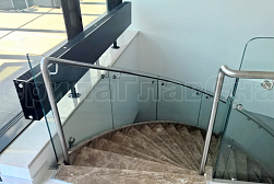 Стеклянные перила для винтовых лестниц в Тюмени. Готовые проекты ПерилаГлавСнаб - фото 5 Стеклянные перила для винтовых лестниц в Тюмени. Готовые проекты ПерилаГлавСнаб - фото 5