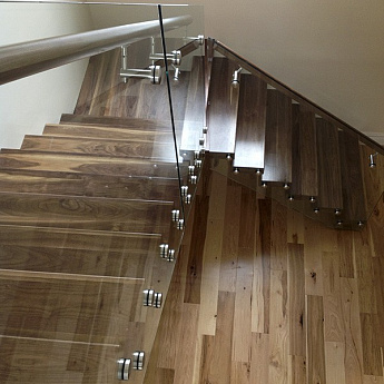 Стеклянные ограждения колодезных лестниц с выносным поручнем Стеклянные ограждения колодезных лестниц с выносным поручнем