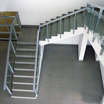 Стеклянные перила для колодезных лестниц Стеклянные перила для колодезных лестниц